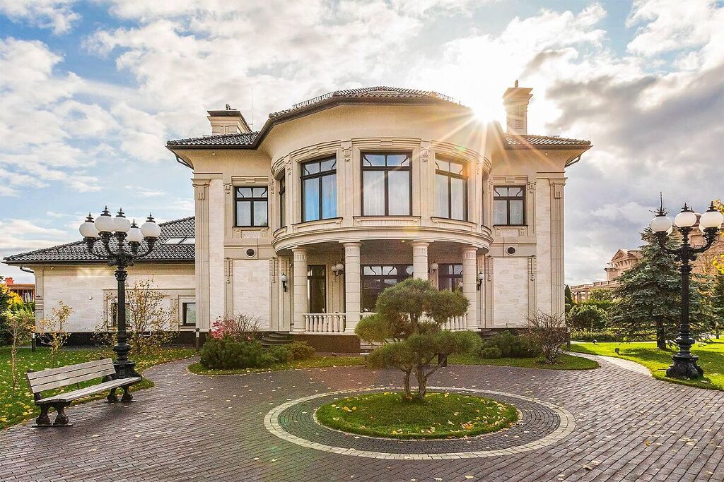 Сountry нouse with 5 bedrooms 845 m2 in village Millennium Park
