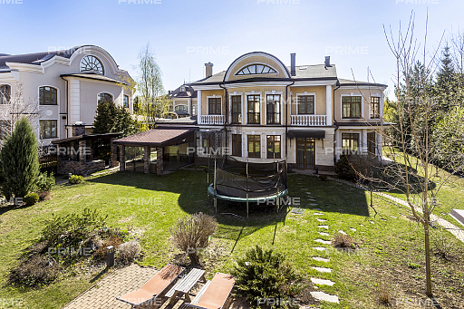 Сountry нouse with 5 bedrooms 490 m2 in village Novahovo