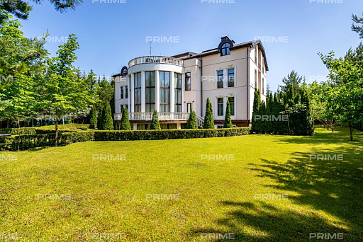 Сountry нouse with 8 bedrooms 1500 m2 in village Florans