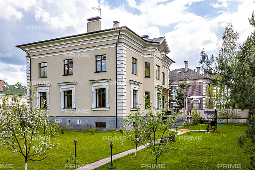 Сountry нouse with 4 bedrooms 600 m2 in village TSN 