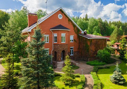 Сountry нouse with 6 bedrooms 640 m2 in village Сокольники