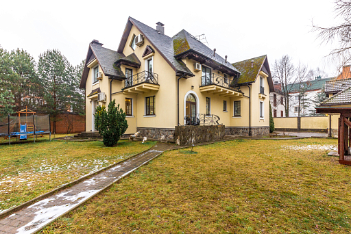 Сountry нouse with 4 bedrooms 450 m2 in village ZHukovka Pravaja storona
